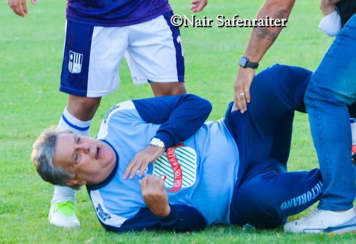 Fotos | Jugadores golpearon a Luis Ventura en un partido de la Primera D