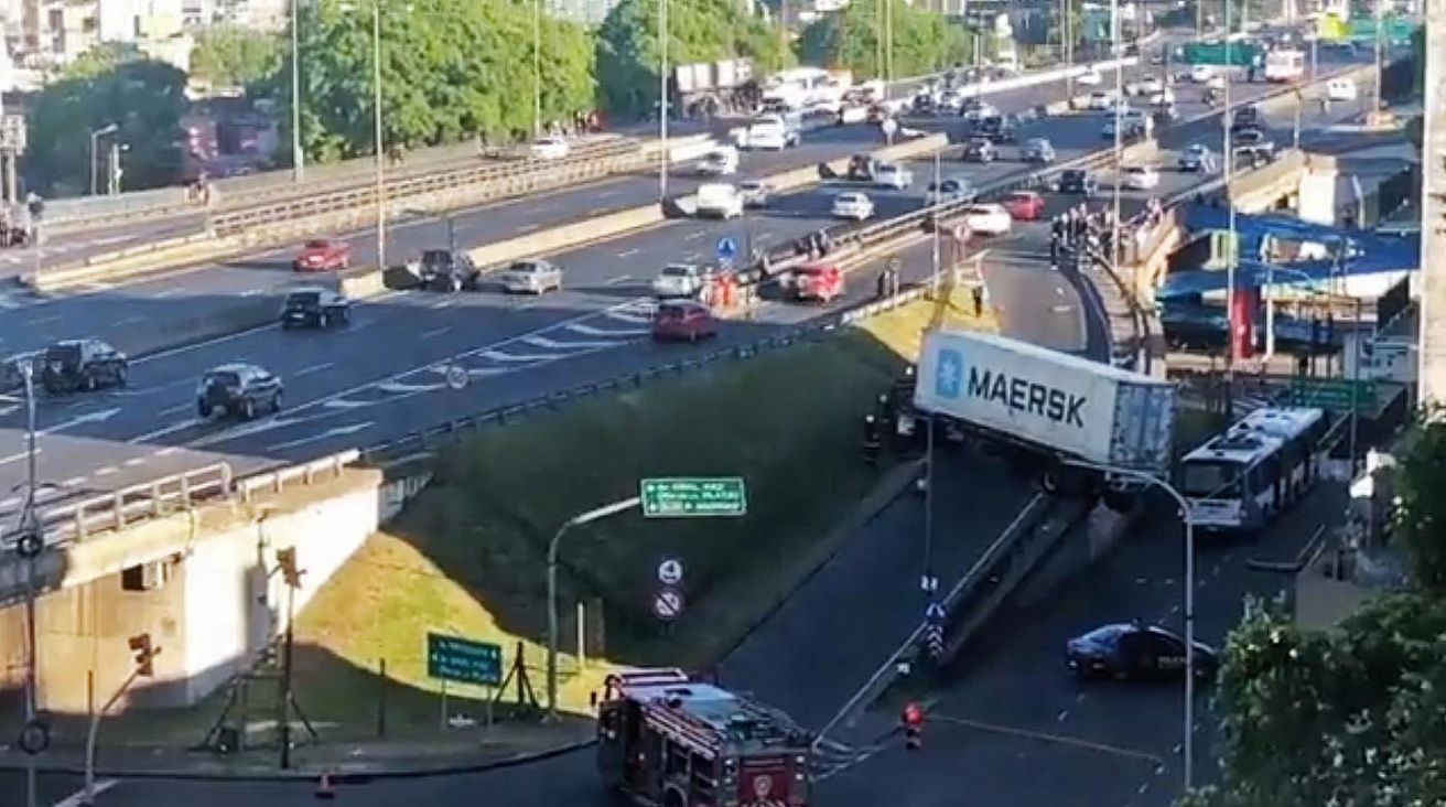 Insólito accidente: un camión terminó cruzado en una subida a la General Paz