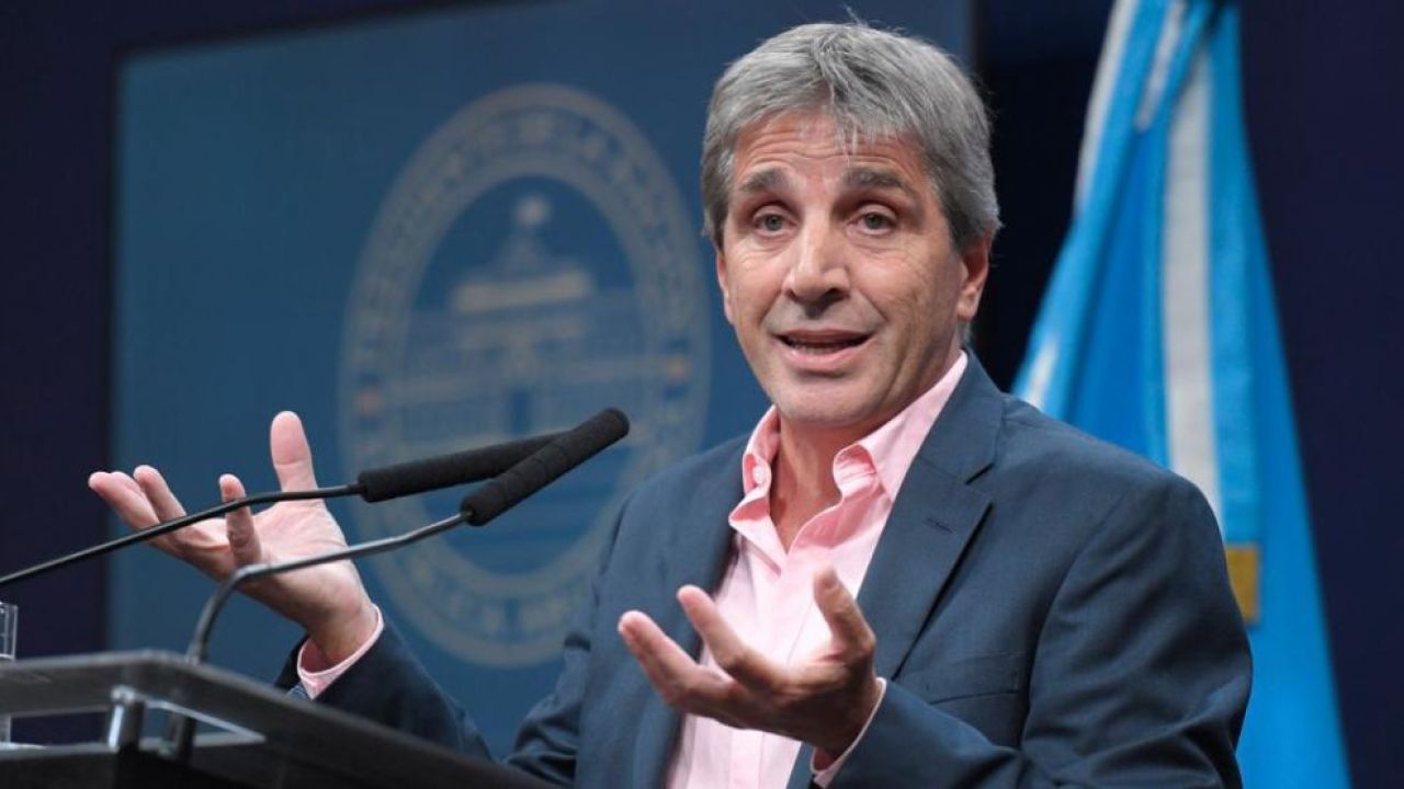 Caputo anunció la baja de aranceles de importación para bienes de consumo