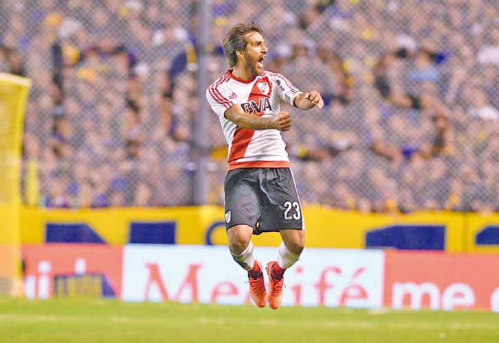 Un superheroe con una banda en el pecho