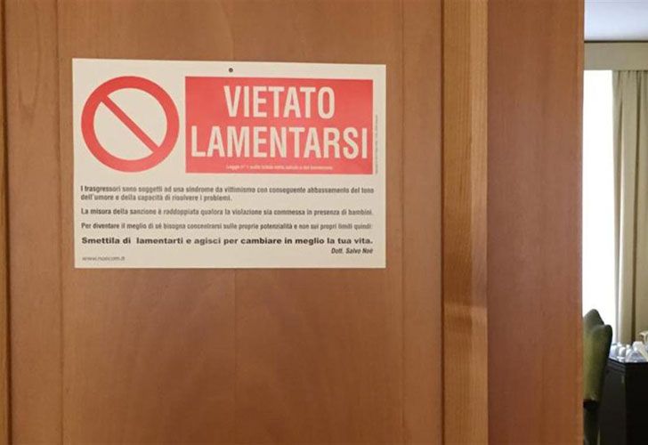 El curioso cartel que colgó el Papa en su puerta