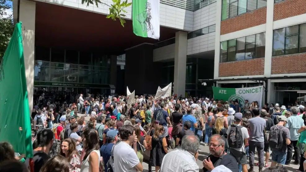 Científicos e investigadores convocaron a una marcha de protesta disfrazados de “eternautas”
