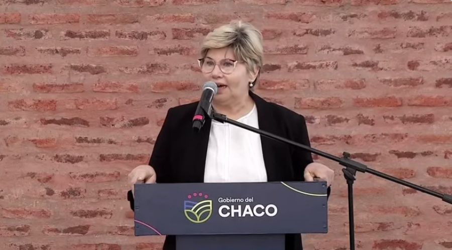 Una ministra de Chaco se quebró en un acto escolar y le pidió “paciencia” a docentes por la suspendida cláusula gatillo
