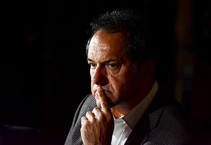 Ordenan embargar los bienes de Daniel Scioli por $189 millones