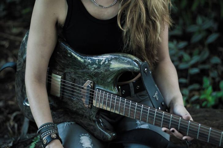 Por unos $15.000 se puede comprar una guitarra hecha con algas del Suquía