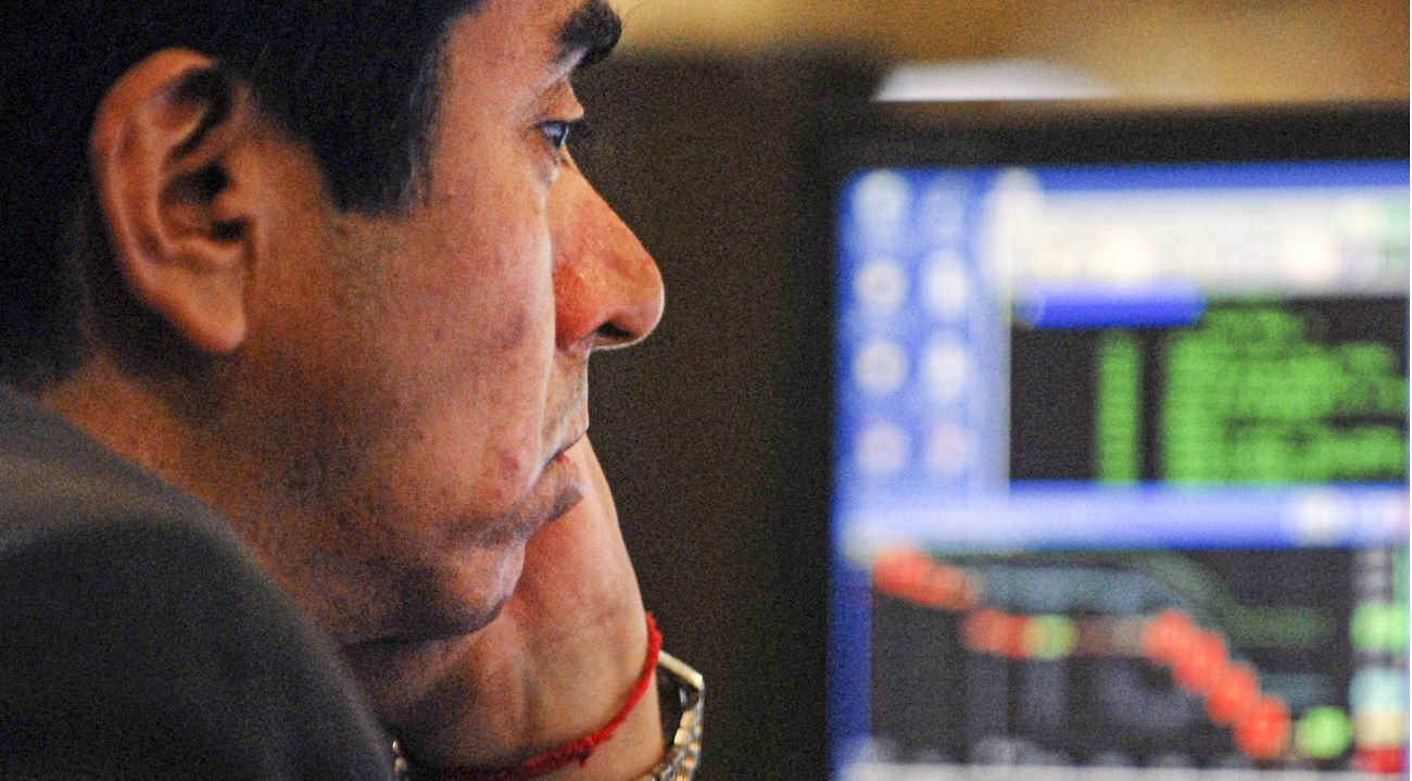 Mercado cambiario: que esperar en las acciones, bonos y divisas tras la intervención del Gobierno