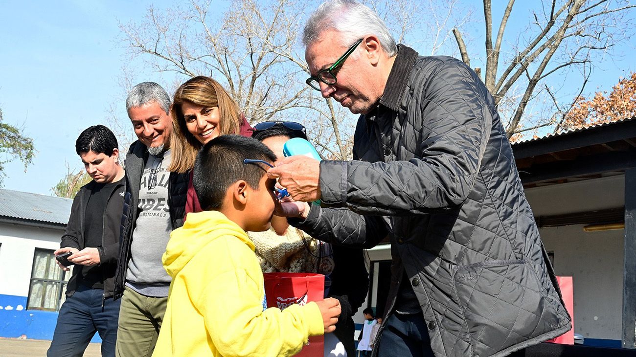 Julio Zamora realizó una nueva entrega de anteojos del programa "Para Verte Mejor"