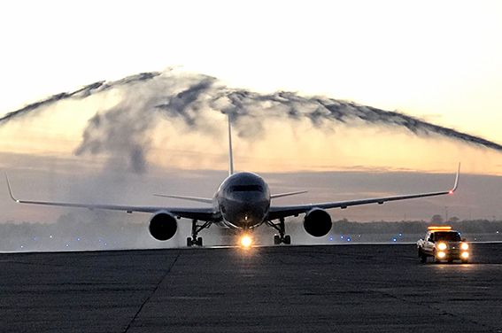 Agentes de viaje de Miami llegaron en el primer vuelo de American