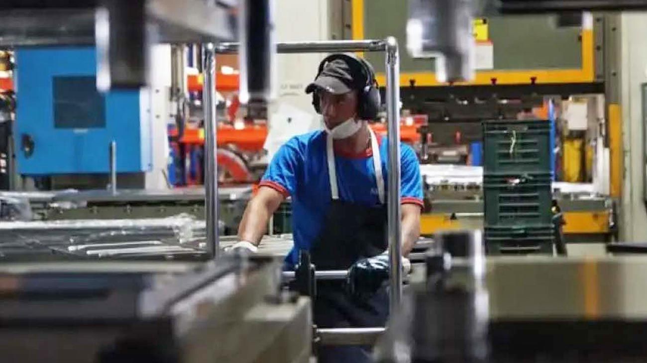 Sin recuperación en "V": la actividad industrial se desplomó 9,8% en mayo