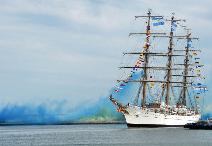 Con bienvenida popular, la Fragata entró al Puerto de Mar del Plata