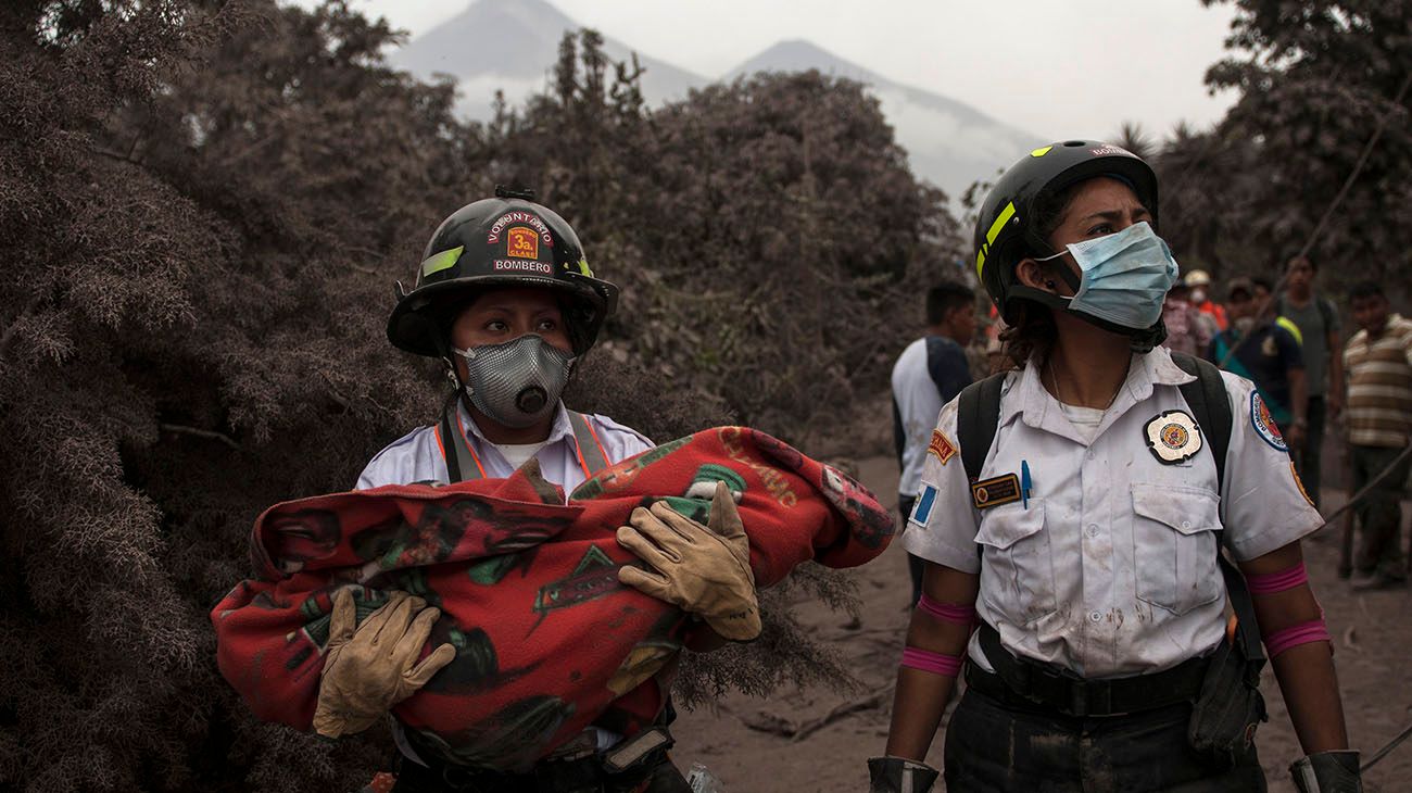 Video | Casi 70 muertos por la erupción del Volcán de Fuego