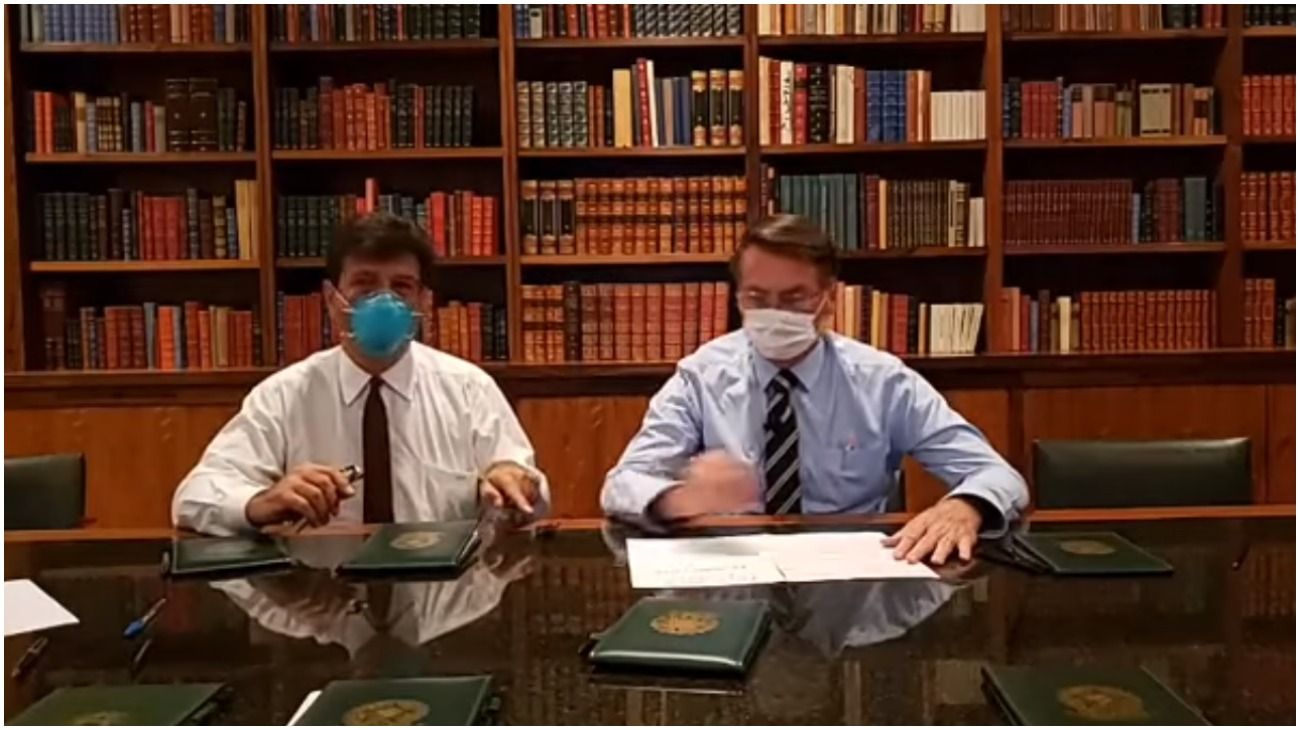 Bolsonaro apareció con un barbijo y dijo que este viernes sabrá si tiene o no coronavirus