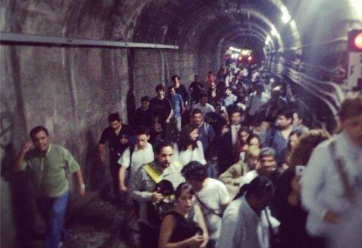 Un subte dejó a cientos de pasajeros y a Perfil.com en las vías
