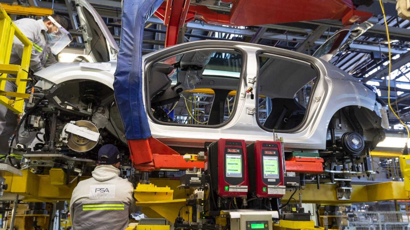 Por problemas con la importación, hay demoras en la producción de autos