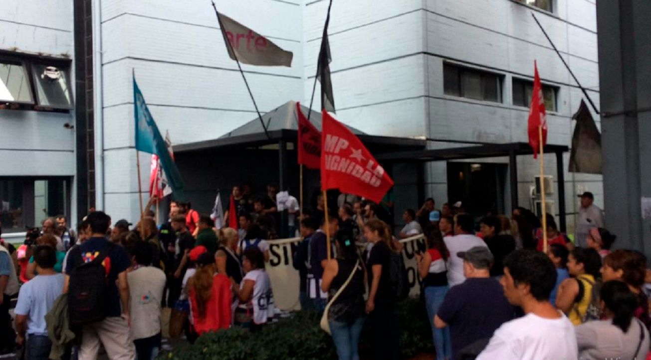 Juan Grabois y un grupo de militantes irrumpieron en el edificio de Canal 13