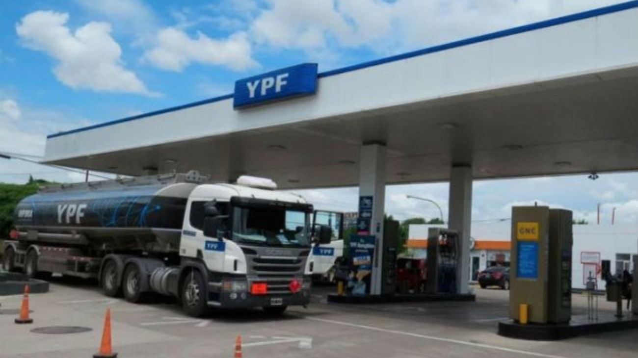 El barril criollo mejora las perspectivas de caja de YPF, según Fitch