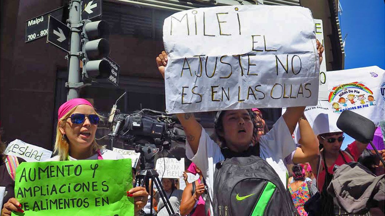 Organizaciones protestaron en el hotel donde se aloja Milei