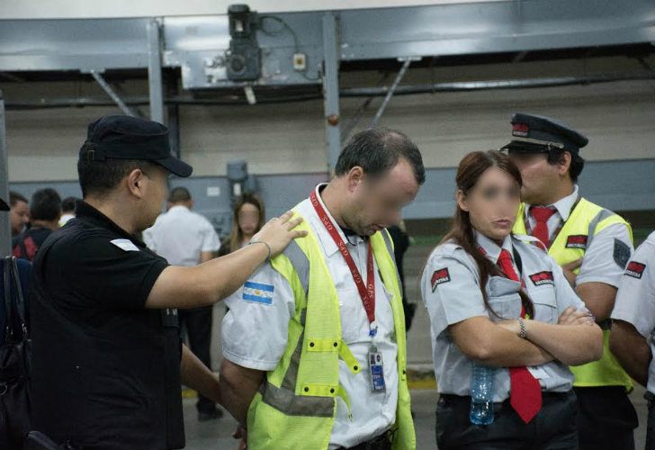 Detuvieron a una banda de empleados que abrían y robaban valijas en Ezeiza