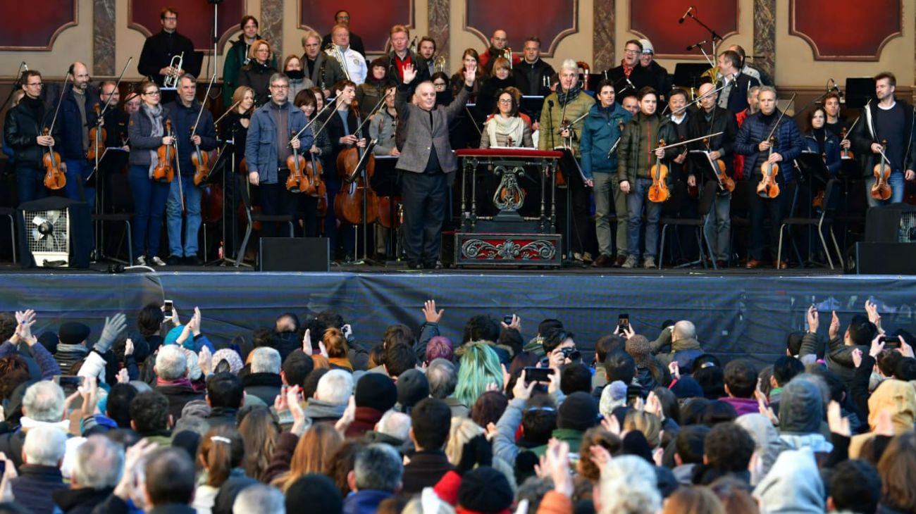 Clásicos para todos: Barenboim encantó a una multitud frente al Colón