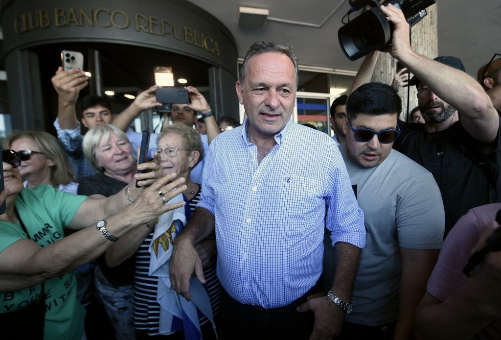 El candidato Álvaro Delgado reconoció "con tristeza" la victoria de Yamandú Orsi en Uruguay