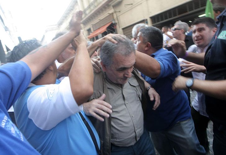 La CGT se fue custodiada en medio de corridas, timbrazos y escaramuzas