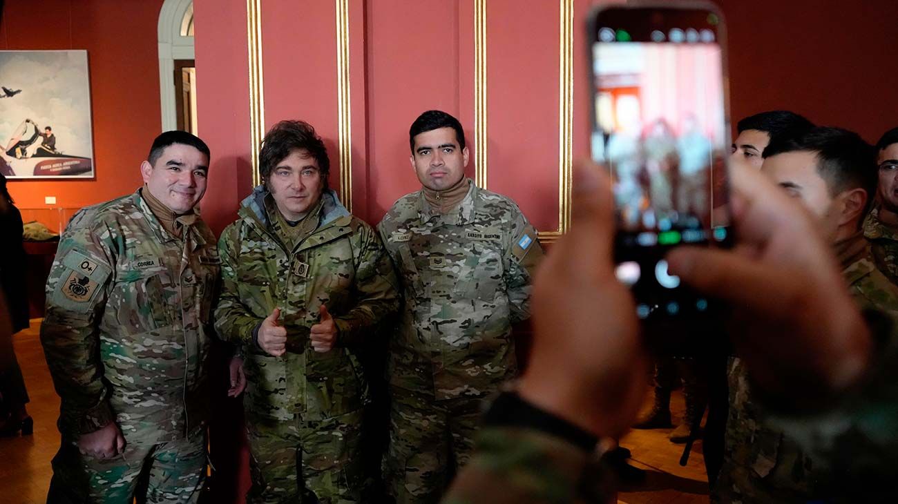 El presidente Milei, Lemoine y Petri almorzaron con los Granaderos de guardia en Casa Rosada