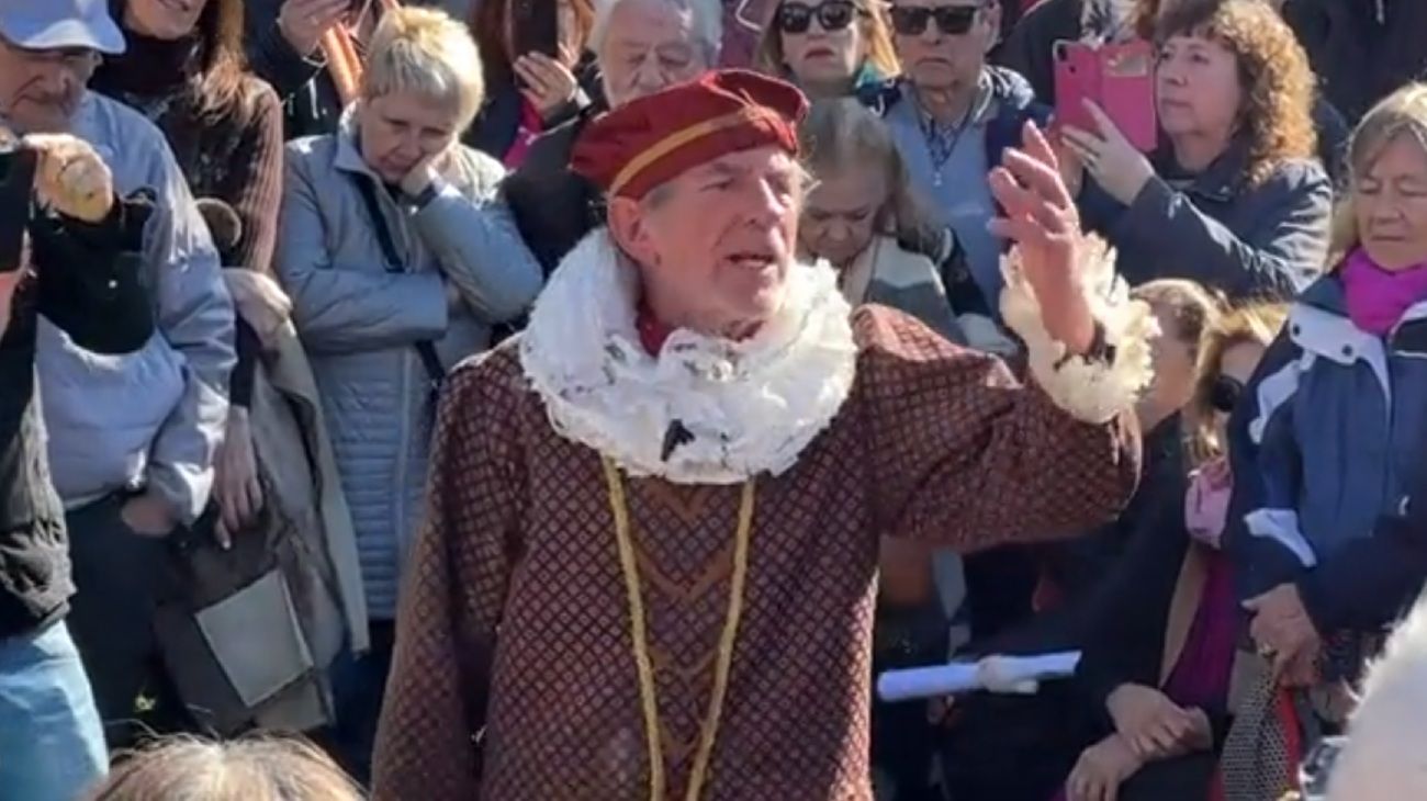 Una multitud ovacionó a Pablo Alarcón en Plaza Francia por su obra a la gorra