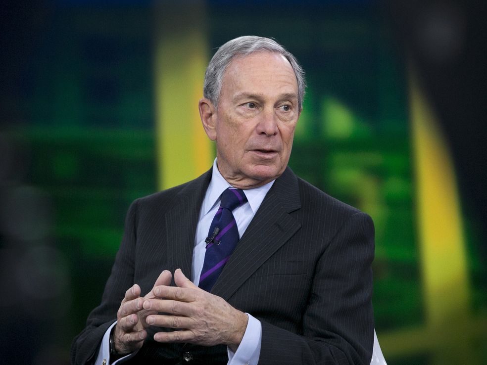 El magnate Michael Bloomberg considera competir por la presidencia contra Trump