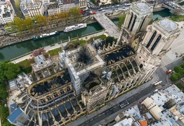 París arde de calor y la Catedral de Notre Dame podría sufrir derrumbes