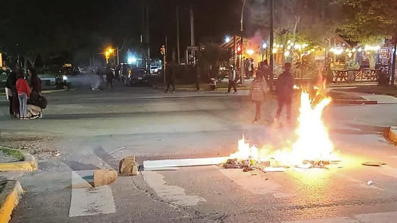 Destruyeron un homenaje al fotógrafo José Luis Cabezas en El Bolsón durante una manifestación mapuche