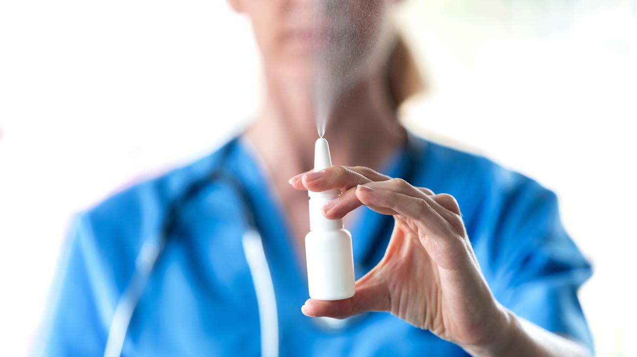 Israel comenzó a producir el spray nasal capaz de combatir el covid en un 99%