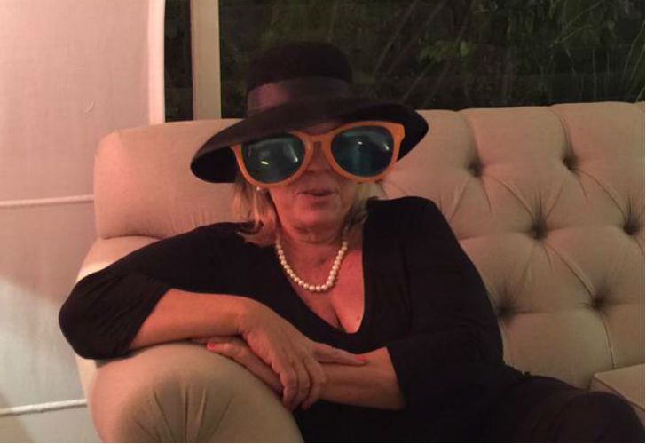 Insólita foto de Carrió, "esperando la carroza"