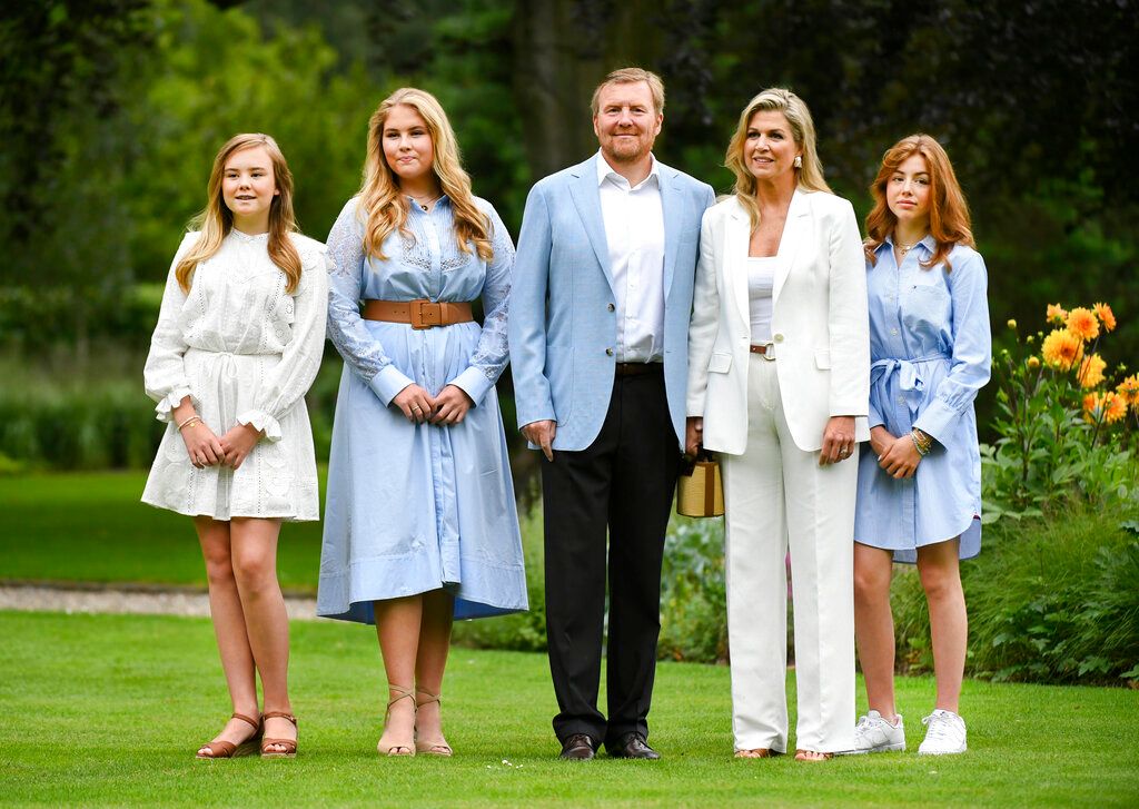 Máxima eclipsa a sus hijas en las nuevas fotos oficiales de la corona