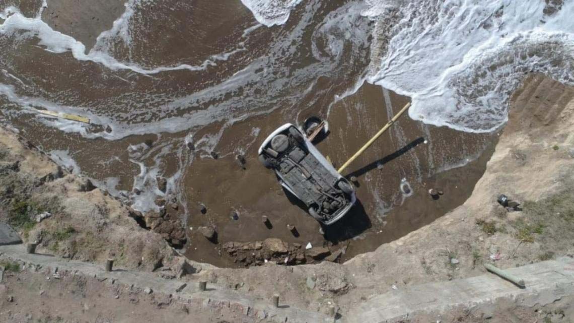 Curioso accidente "de montaña" en Mar del Plata: un auto cayó de acantilado