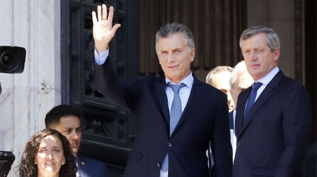Macri debería estar en el centro de los acontecimientos y no a miles de kilómetros