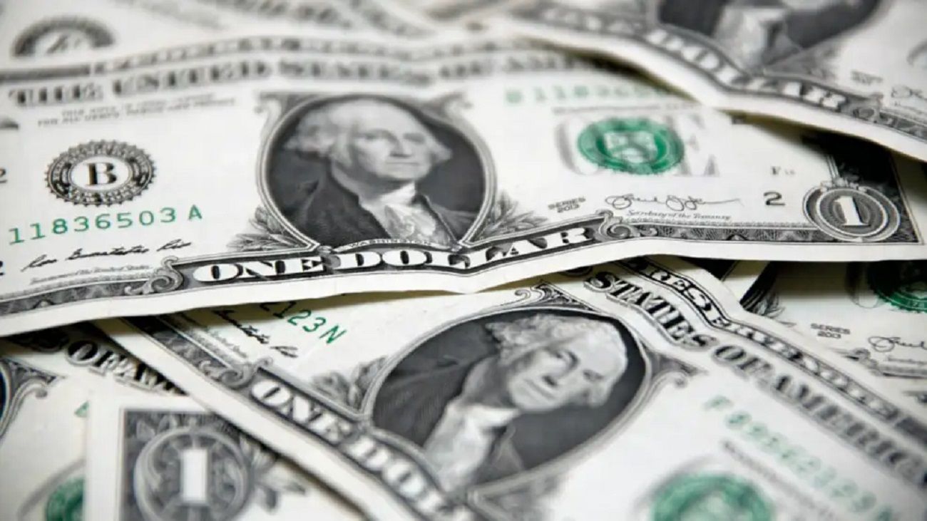 El dólar blue cerró en baja este viernes 10 de abril y el Banco Central compró dólares