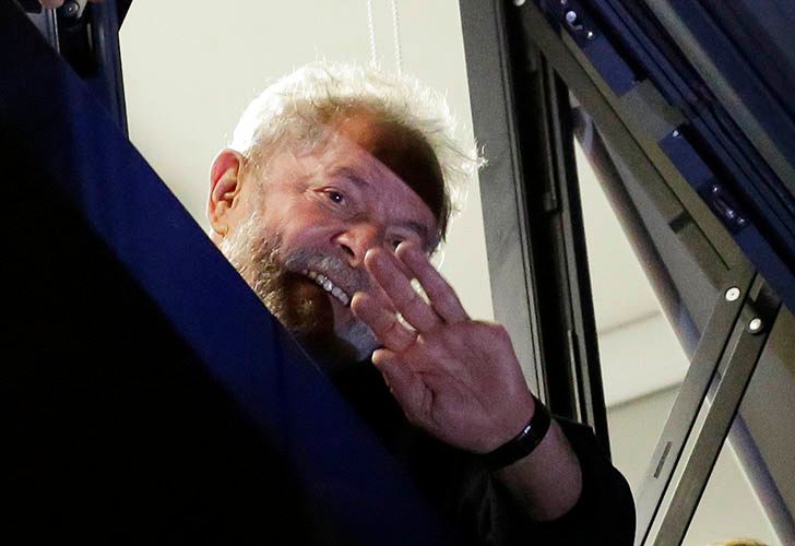 Lula se entregaría este sábado, luego de una misa por su esposa