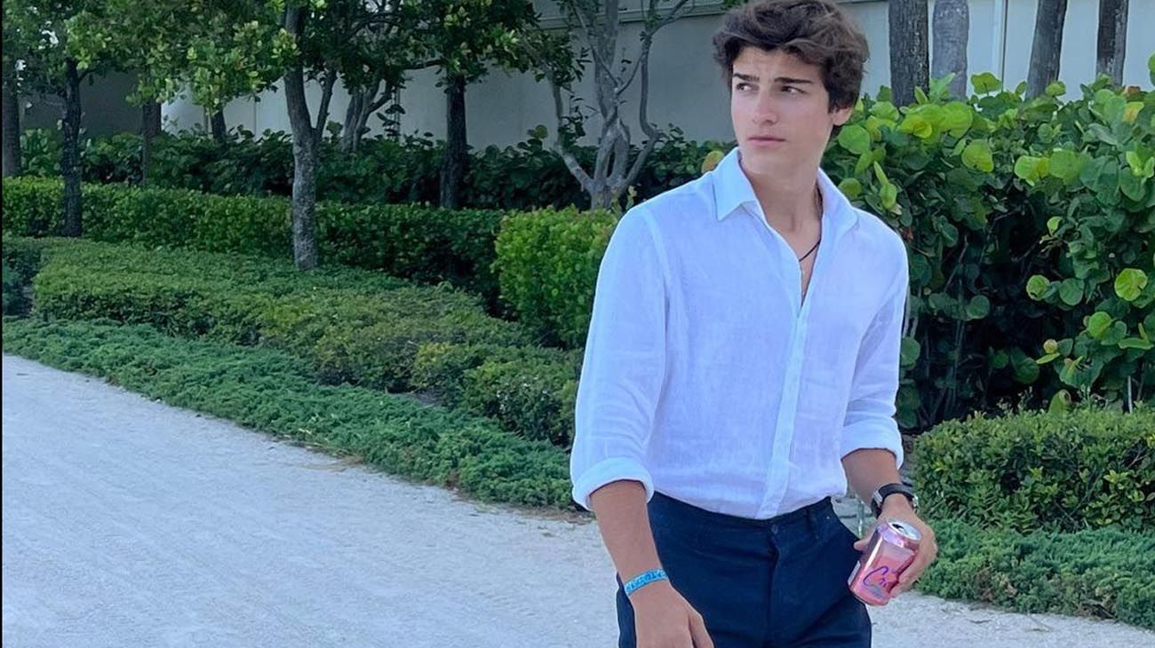 En un día caliente con el dólar, Luca Bertoldi Menem recordó el "uno a uno" de su abuelo