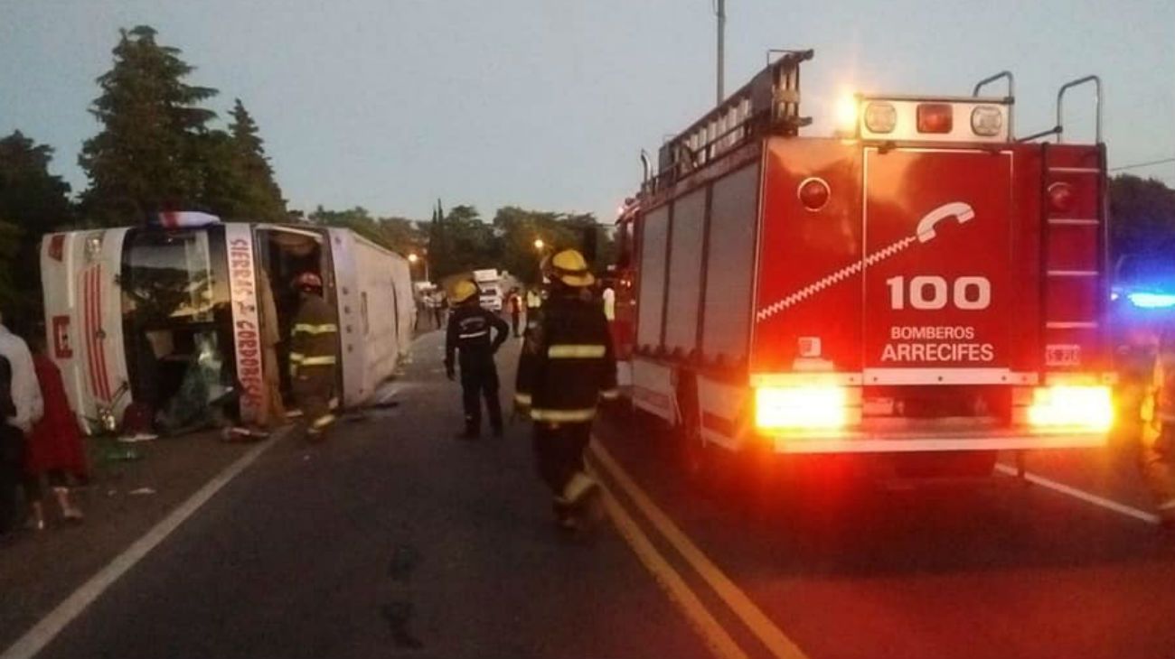 Un micro chocó en Arrecifes y otro volcó en la Ruta 2, hay heridos graves