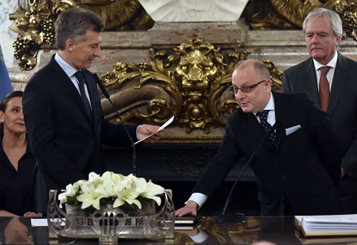 Macri le tomó juramento al nuevo canciller y salió a pegarle a Héctor Recalde
