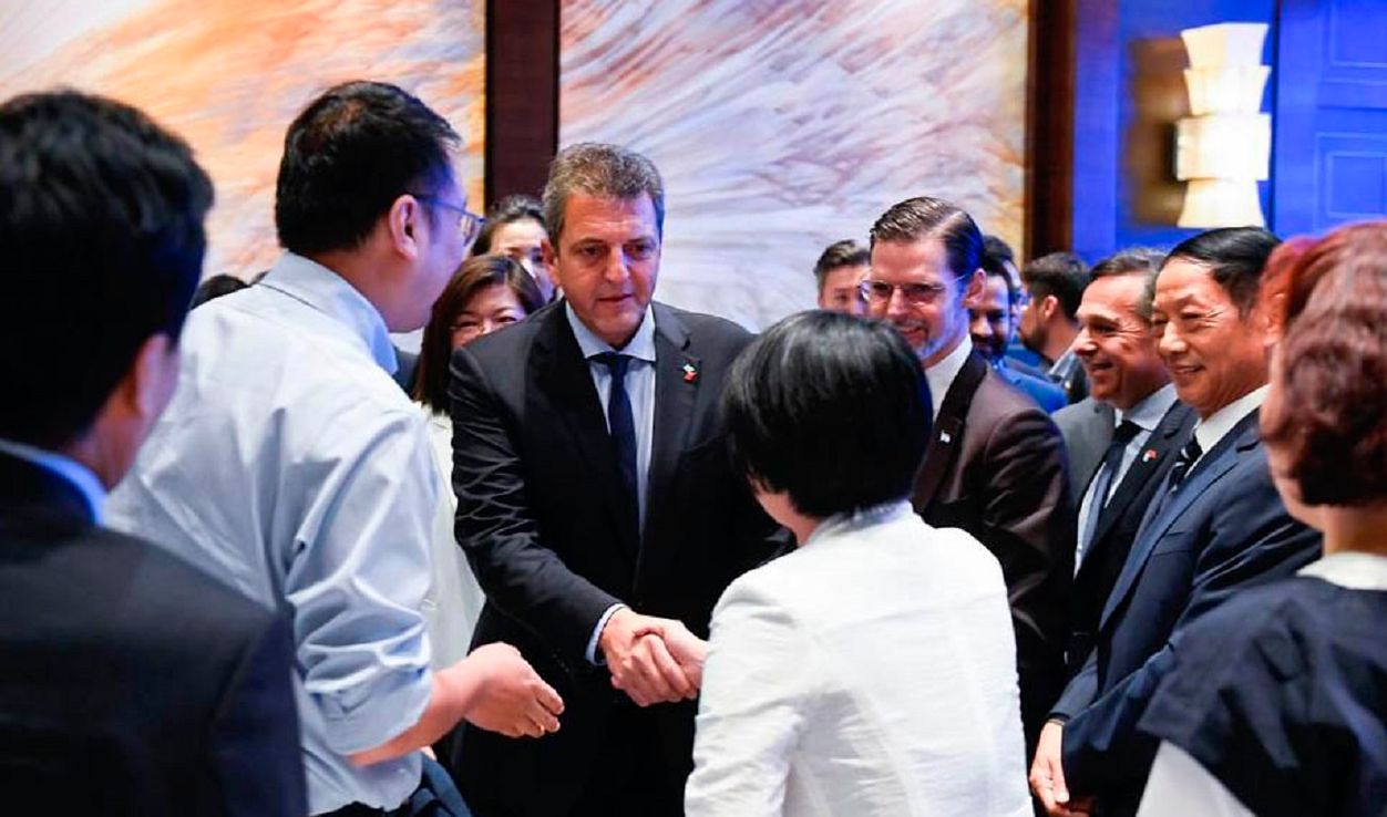 "Fuegos artificiales", "comprar tiempo" y "malas noticias": la gira por China de Sergio Massa, según Patricio Giusto