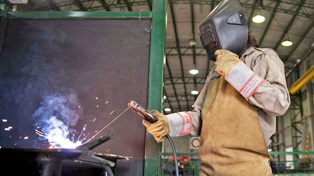Cae la actividad económica y aumenta el empleo precario