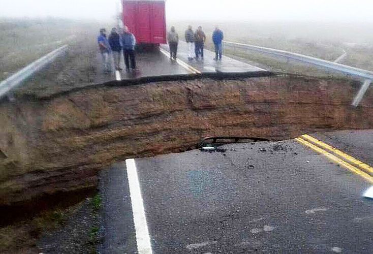 Comodoro Rivadavia quedó aislada tras abrirse una grieta en la Ruta 3