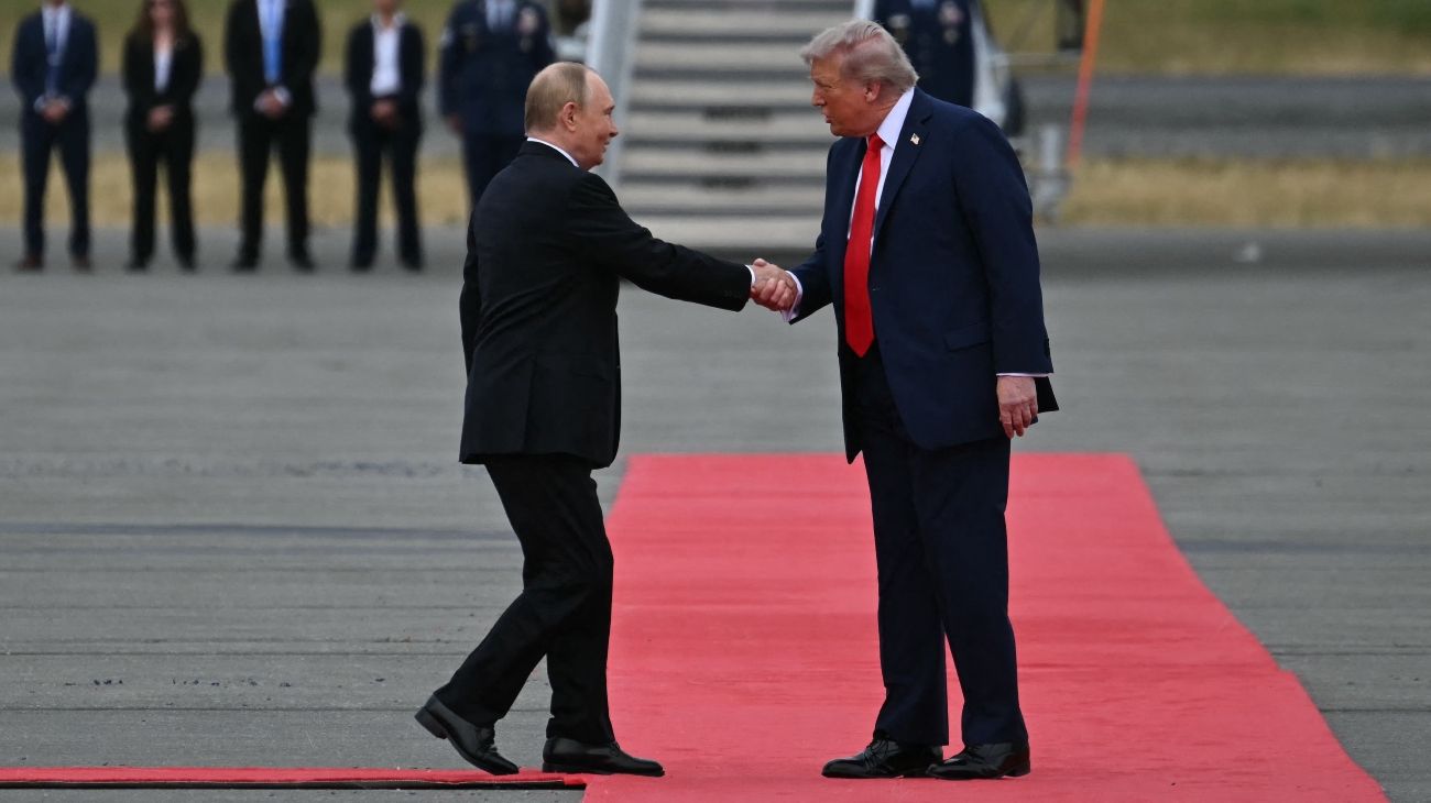 Putin rompe su aislamiento occidental en la alfombra roja de Trump