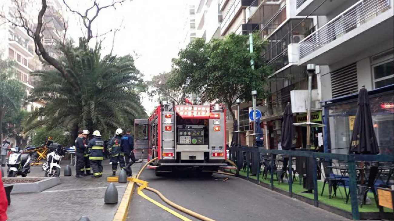 Cuatro dotaciones de bomberos combatieron un incendio en Palermo