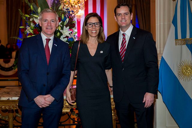 Sin embajador, políticos y empresarios celebraron la independencia de EEUU