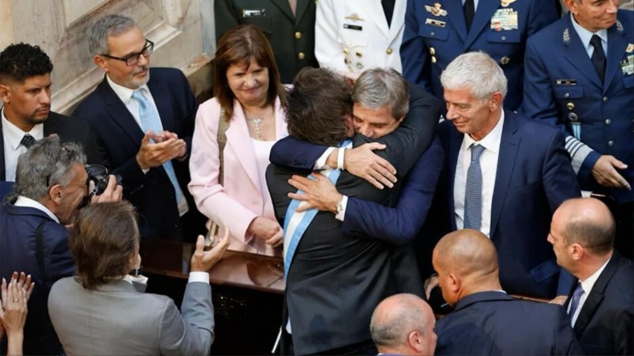 Javier Milei festejó como un gol la baja de la inflación en abril y dejó un guiño a Caputo