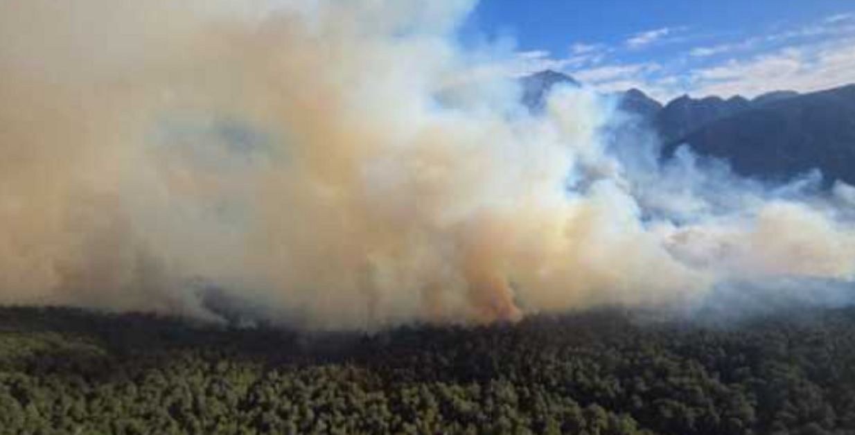 El fuego ya consumió más de 2.000 hectáreas en el Parque Nacional Nahuel Huapi