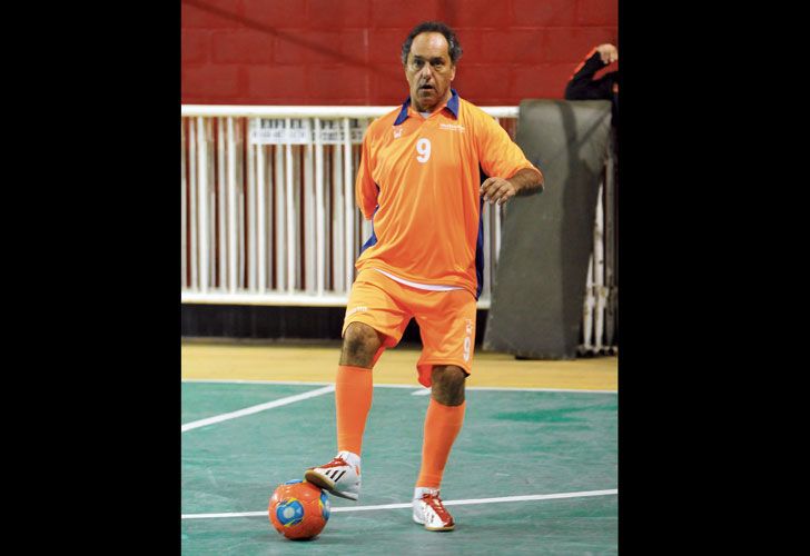 Daniel Scioli se quebró la clavícula jugando un partido de fútbol