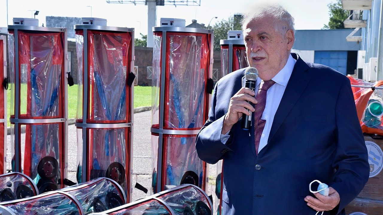 Cómo son las cápsulas para trasladar pacientes que Ginés González García recibió de Estados Unidos